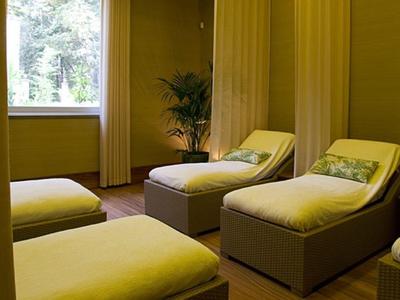 Strefa relaksu z tapicerowanymi leżakami i miękkim oświetleniem w hotelu.