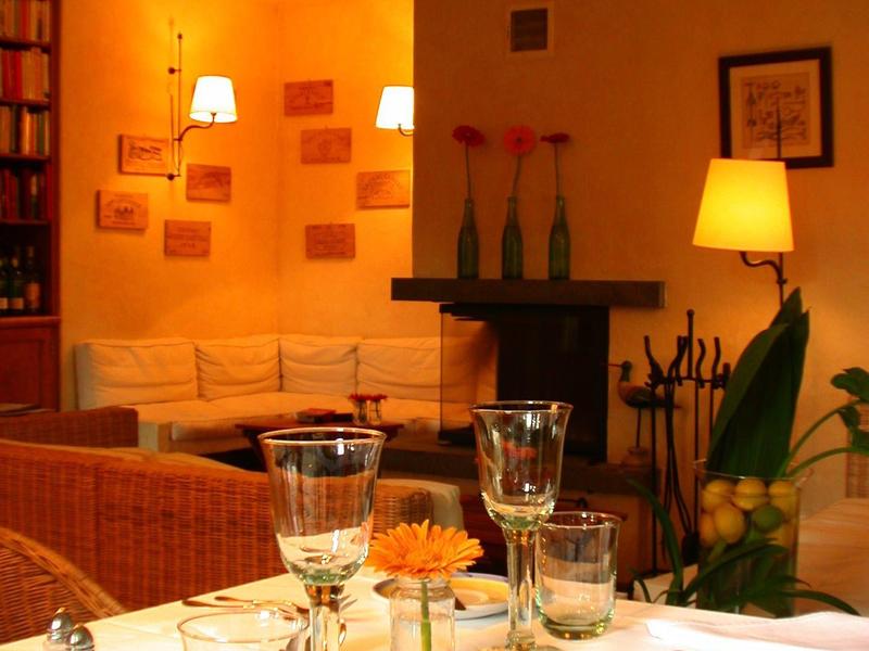 Pohodlná jídelna s prostřeným stolem a teplým, příjemným osvětlením v hotelu.