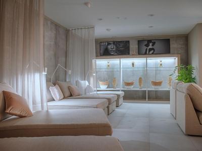 Moderní hotelový pokoj s útulnými postelemi a jemným osvětlením.