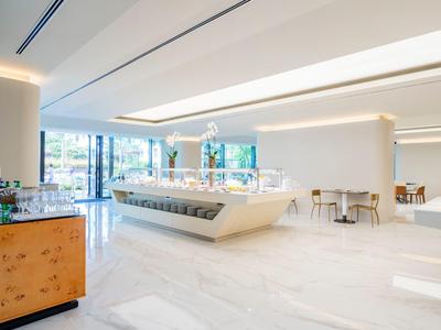 Světlá moderní snídaňová místnost s bufetem a velkými okny