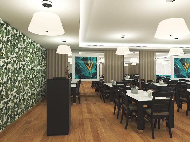 Restaurant mit Holzboden, dunklen Tischen, grüner Pflanzen-Tapete und moderner Beleuchtung.