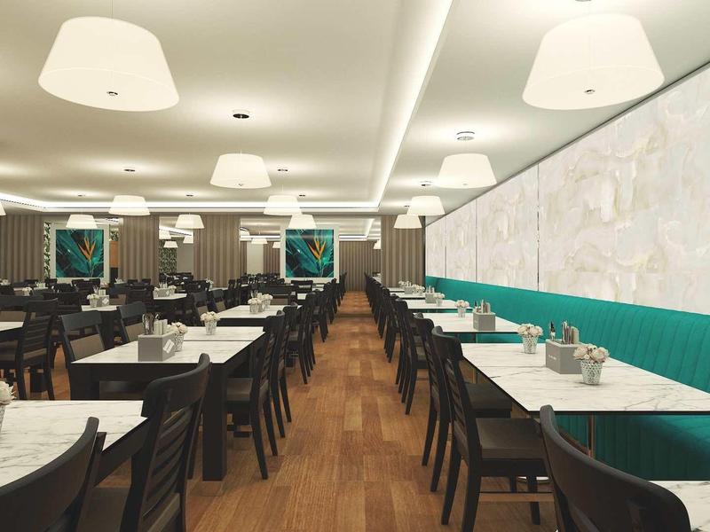 Modernes Restaurant mit Holzfußboden, weißen Tischen, schwarzen Stühlen und türkisen Sitzbänken.