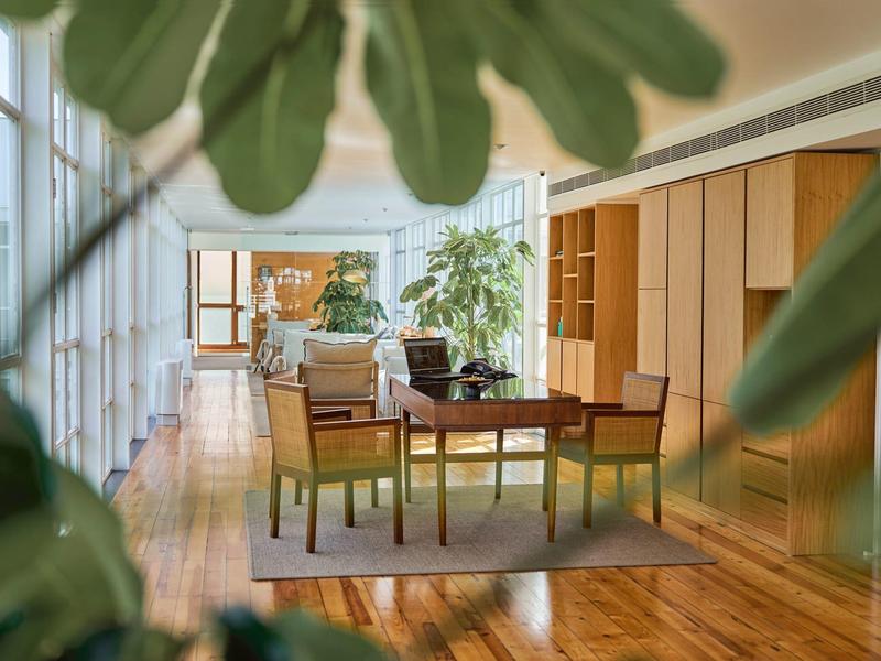 Accogliente zona pranzo con tavolo e sedie in legno in una stanza moderna e luminosa.