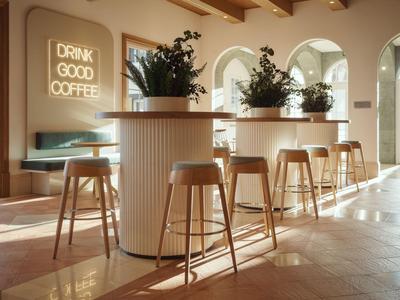 Moderner Hotelbarbereich mit Holzhockern, Pflanzen und hellem Sonnenlicht.