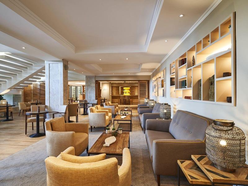 Modern eingerichteter Hotel-Loungebereich mit komfortablen Sesseln und Sofas