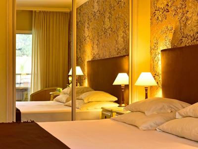 Elegante camera d'hotel con letto grande e illuminazione calda.