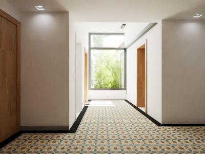 Heller Flur mit gemustertem Boden und Holztüren, mit Blick auf einen begrünten Garten.