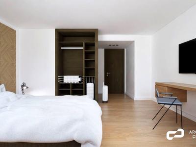 Modernes Hotelzimmer mit großem Bett, offenem Kleiderschrank und Wand-TV.