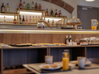 Bufet z różnymi potrawami śniadaniowymi i napojami w restauracji hotelowej.