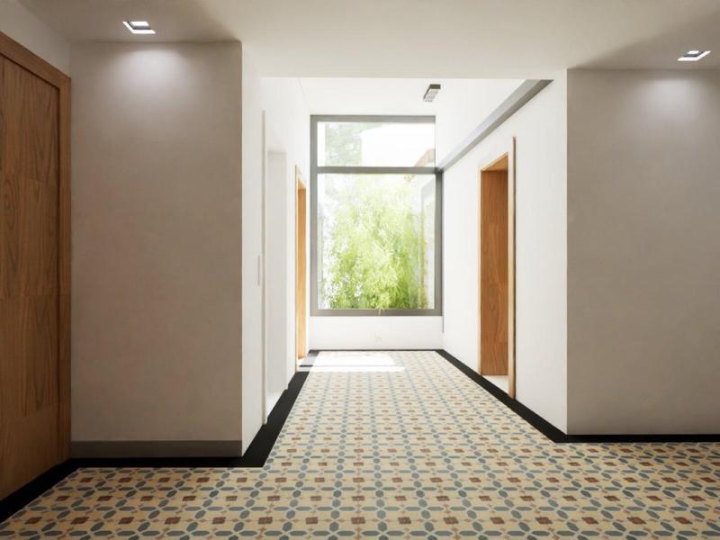 Heller Flur mit dekorativem Bodenmuster, Holz- und weißen Wänden, mit natürlichem Licht am Ende.