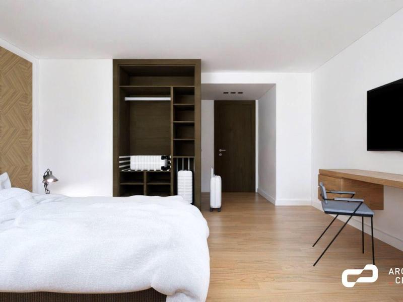 Modernes Hotelzimmer mit großem Bett, offenem Kleiderschrank und Wand-TV.