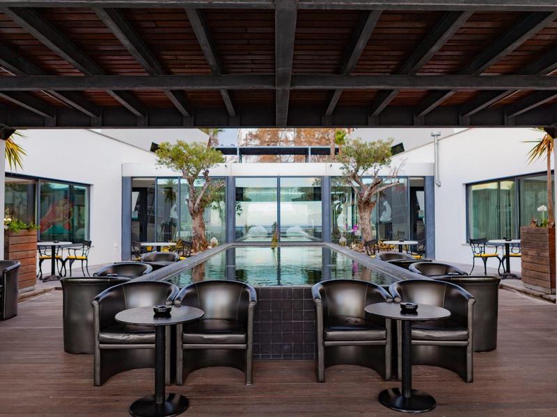 Cortile moderno con aree salotto e piscina d'acqua in un hotel.