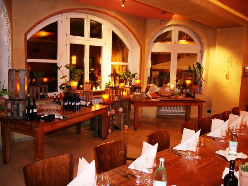 Acogedor comedor con grandes ventanas, mesas de madera y elegantes servilletas blancas.