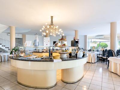 Modern gestaltetes Buffet mit runder Theke und warmem Licht in einem großzügigen Speiseraum.