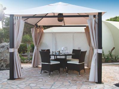 Pavillon mit Vorhängen und Sitzgruppe auf Steinboden im Außenbereich.