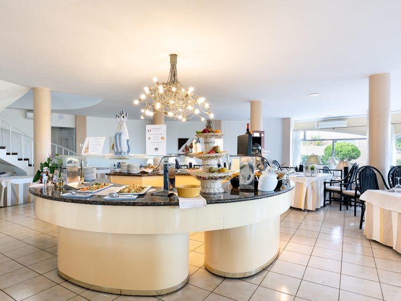 Modern gestaltetes Buffet mit runder Theke und warmem Licht in einem großzügigen Speiseraum.