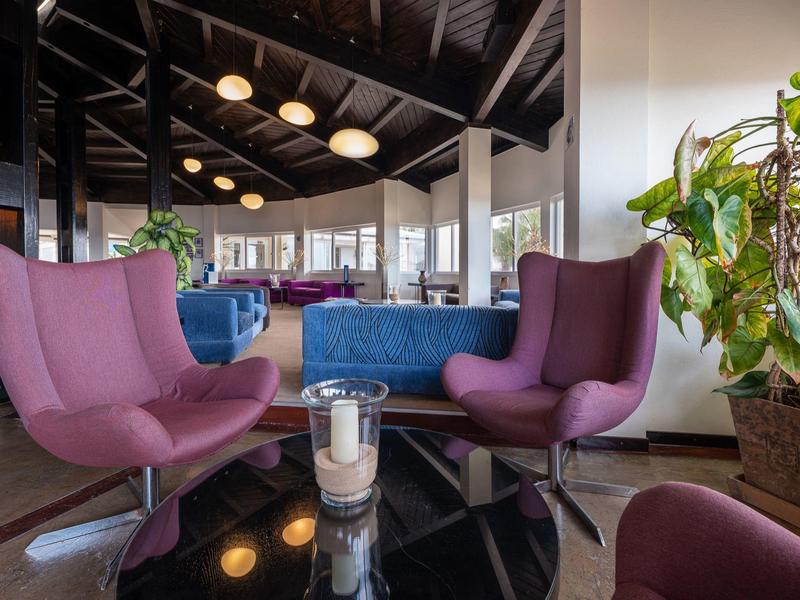 Gemütlicher Hotel-Loungebereich mit modernen Sitzmöbeln und großen Fenstern