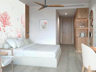 Helles Hotelzimmer mit Doppelbett, Holzmöbeln und einem großen Fernseher an der Wand.