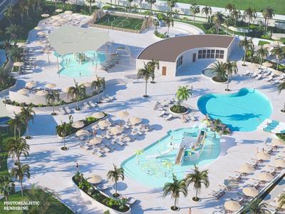 Großer Hotelpoolbereich mit mehreren Pools, Sonnenschirmen und Palmen bei Sonnenschein.