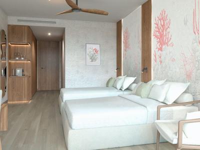 Helles Hotelzimmer mit zwei Einzelbetten, Holzmöbeln und moderner Dekoration mit Rankenmotiven.