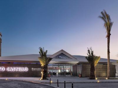 Moderner Flughafen mit klaren Linien, Palm Bäumen und blauem Himmel im Hintergrund.