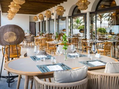 Elegantes Restaurant mit dekorativen Holzlampen und stilvollen Sitzbereichen mit Ausblick