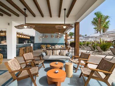 Gemütlicher Außenbereich mit Lounge-Möbeln und Pflanzen in einem Hotel oder Resort