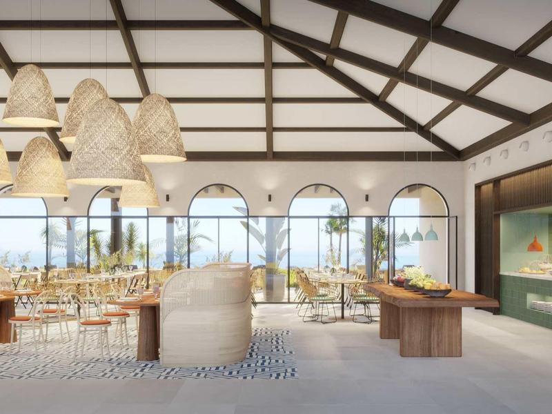 Wohnraum mit hohen Stühlen, großen Bögen, Holzbalkendecke und hellem Teppichboden.