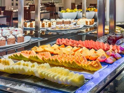 Buffet coloré avec différentes variétés de melon fraîchement coupées dans un hôtel.
