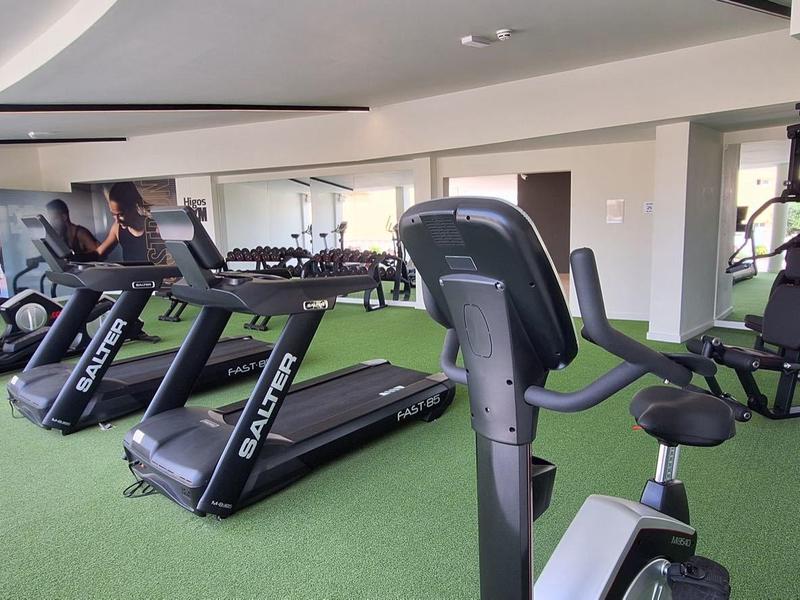 Attrezzature fitness moderne in una palestra d'hotel luminosa e ben attrezzata.