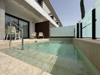 Nowoczesny basen na zewnątrz z czystą wodą i leżakami na hotelowym tarasie.