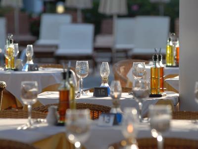 Ristorante elegante con tavoli apparecchiati e bicchieri in un'atmosfera rilassata.