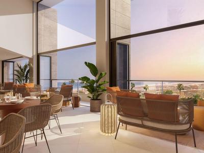 Moderne lichte restaurantruimte met panoramische ramen en uitzicht op de zonsondergang.