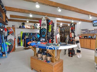 Intérieur d'un magasin de sport avec équipement de sports nautiques et planches de surf