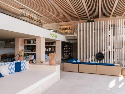 Modernes Hotelinterieur mit gemütlichen Sitzbereichen und hellem Holzdesign.