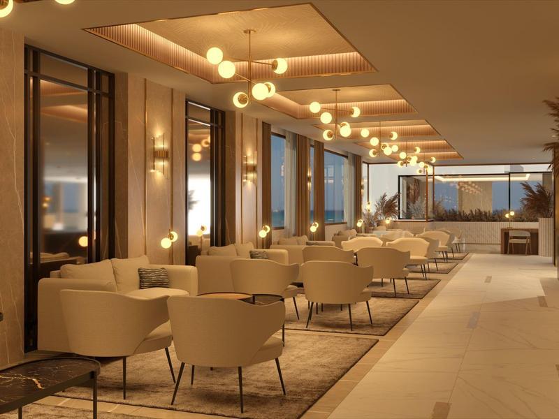 Elegante hall dell'hotel con confortevoli poltrone, luce calda e grandi finestre.