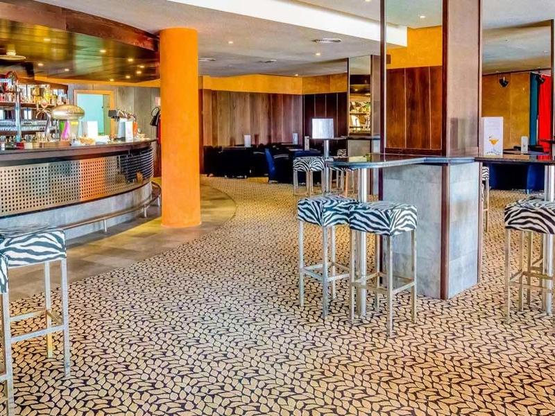 Ristorante a buffet moderno con sedie alte e ampia area pranzo.