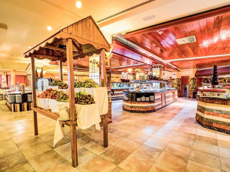 Interno di un supermercato moderno con frutta e verdura fresca e mobili in legno.