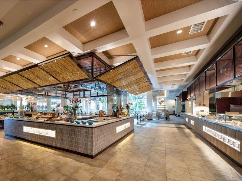 Moderní otevřený interiér restaurace s bufetem a světlým, prostorným designem