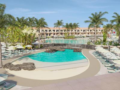 Großer Hotelpool mit Liegestühlen und Palmen in tropischer Umgebung