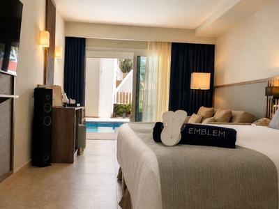Modernes Hotelzimmer mit Doppelbett, großem Fenster und gemütlicher Beleuchtung.