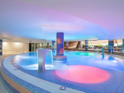 Basen kryty z podświetlaną wodą i nowoczesnym designem w hotelu.