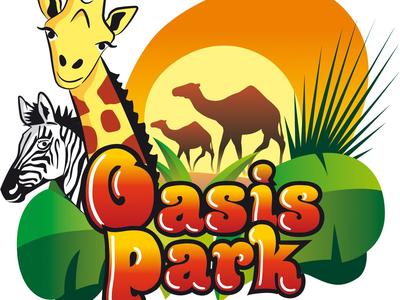 Bunte Illustration mit Giraffe, Kamel, Zebra vor Sonne, Palmen und Schriftzug "Oasis Park Fuerteventura".