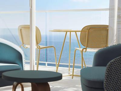 Balkon mit Stühlen und Tisch, Blick auf das blaue Meer bei sonnigem Wetter.