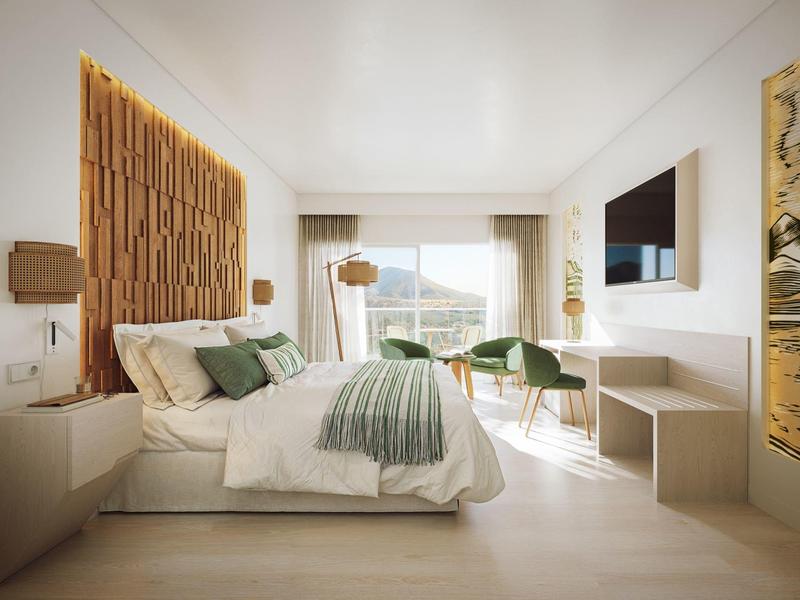 Camera moderna luminosa con letto matrimoniale, parete di legno decorativa e grande finestra con vista