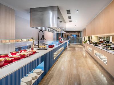 Buffet spacieux et moderne avec large choix de plats chauds et froids.