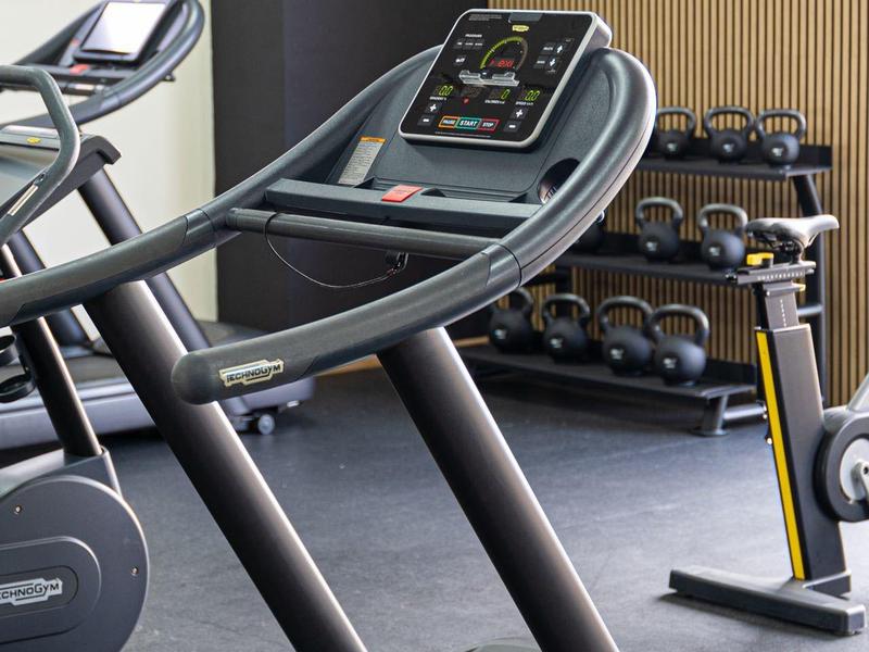 Nowoczesny sprzęt fitness w stylowej siłowni hotelowej.