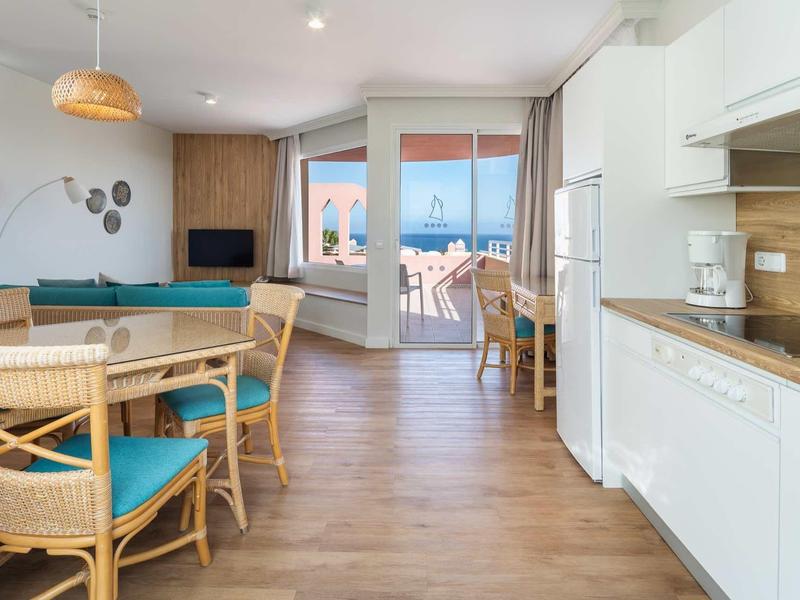 Appartamento luminoso con soggiorno, zona pranzo, cucina e vista mare dal balcone.