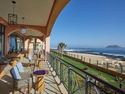 Balcone con posti a sedere e vista mare in una giornata di sole