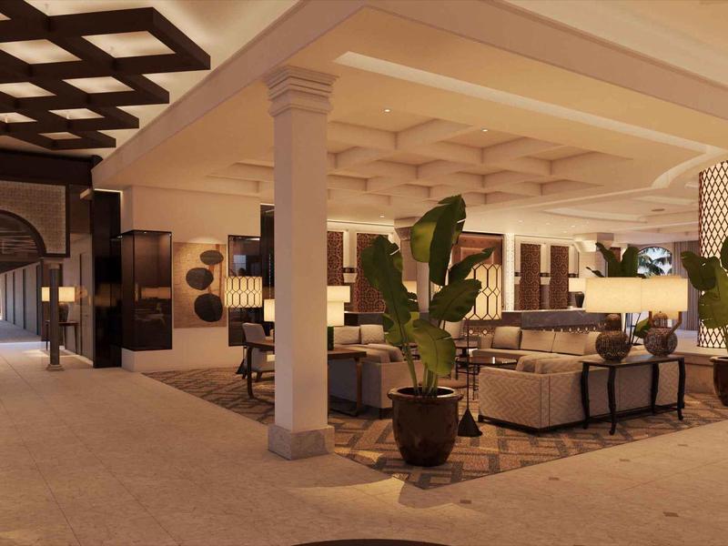 Ruime hotellobby met planten, banken en elegante zuilen onder een decoratief plafond.